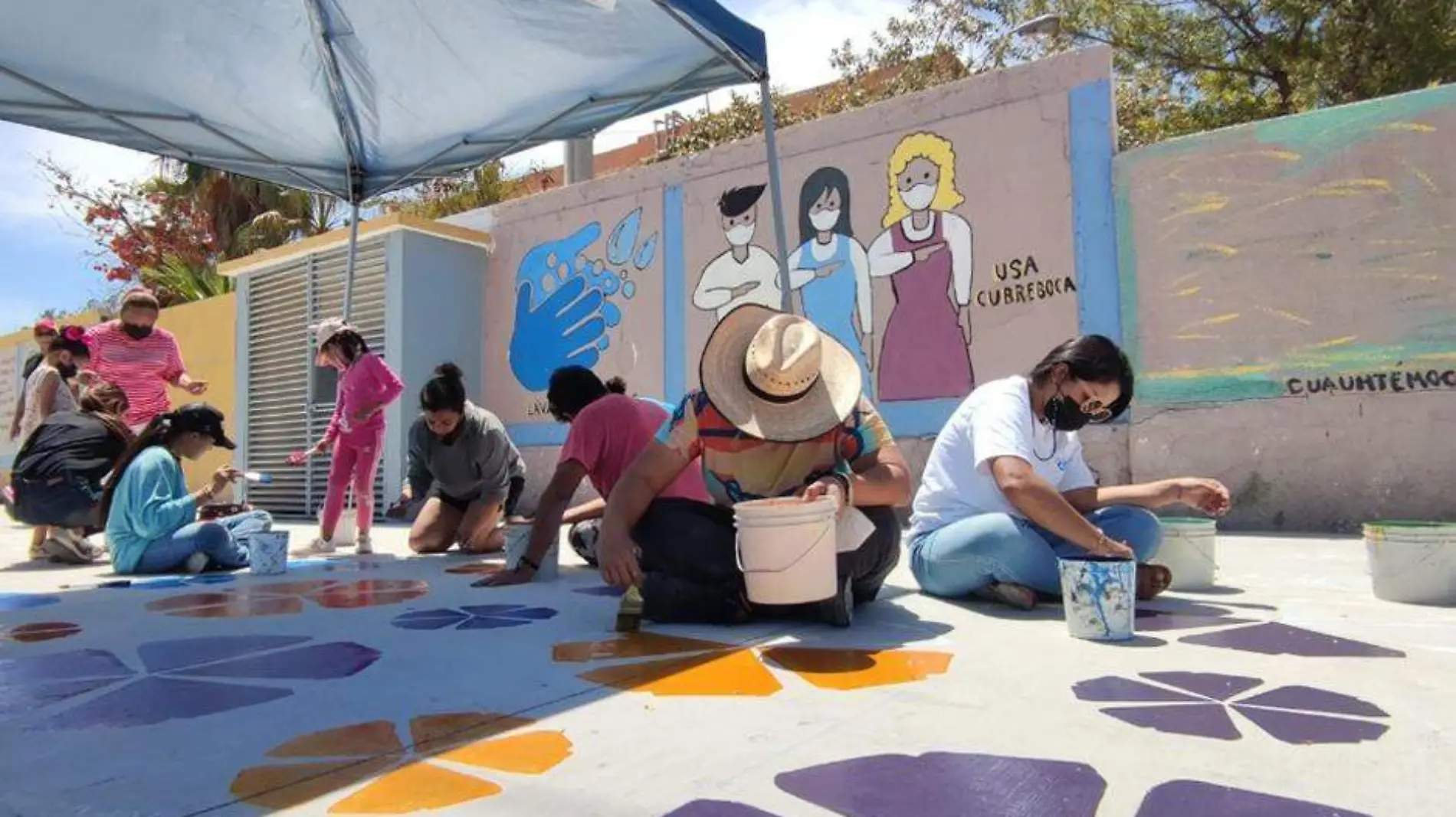 Jovenes pintan con murales